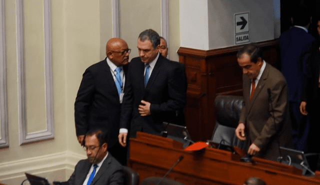 Así fue el accidentado ingreso de Salvador del Solar al Pleno del Congreso