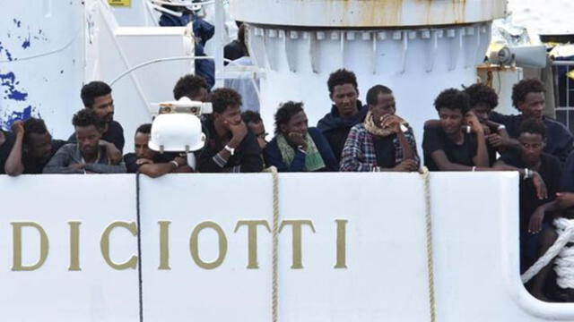 Italia niega desembarco a 134 inmigrantes del barco Diccioti