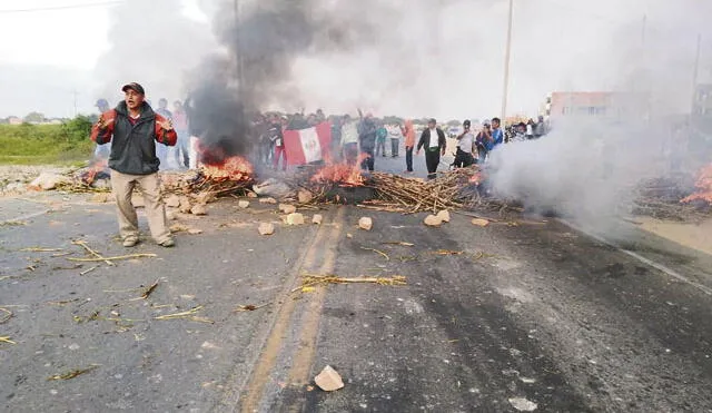 Trabajadores de Tumán bloquean carretera y piden celeridad al Poder Judicial