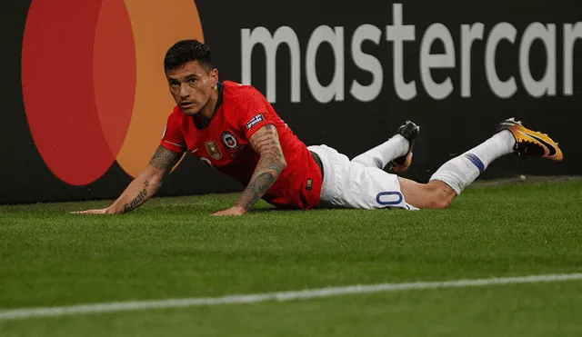 Arturo Vidal y Charles Aranguiz no jugarían la final si reciben una amarilla en el Chile vs. Perú. | Foto: AFP