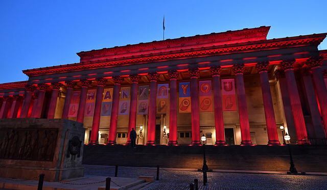 El St. George's Hall, emblemático edificio de la ciudad de Liverpool, iluminó sus interiores con luces rojas para festejar el histórico campeonato. Foto: AFP.