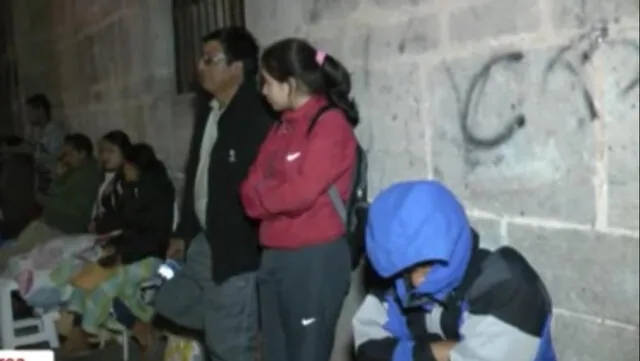 Cajamarca: Padres de familia pasan la noche fuera de colegio inicial para conseguir una vacante | VIDEO