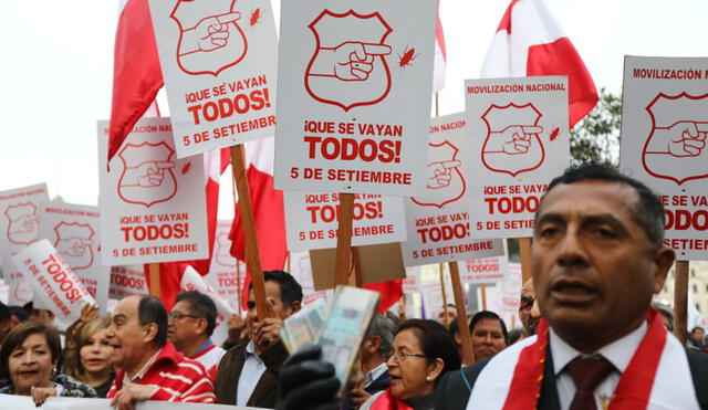 “¡Que se vayan todos!”: miles de peruanos marcharon en respaldan al adelanto de elecciones