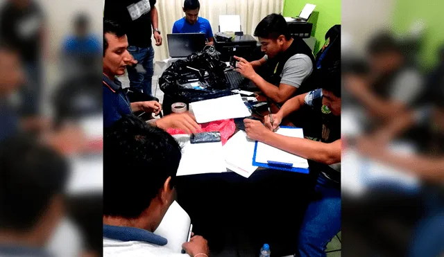 Policía realizando las actas de lo encontrado en las galerías.