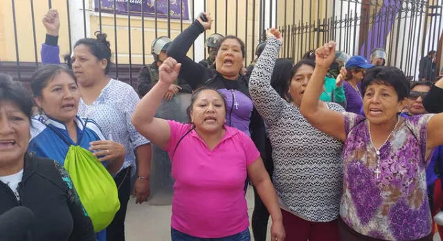 Chiclayo: mujeres tumaneñas se encadenaron en catedral de Chiclayo [VIDEO]