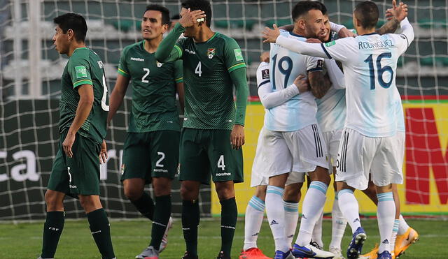 Argentina sufrió en los primeros minutos, pero luego se acomodó mejor en el campo y terminó revirtiendo el marcador ante Bolivia. Foto: AFP