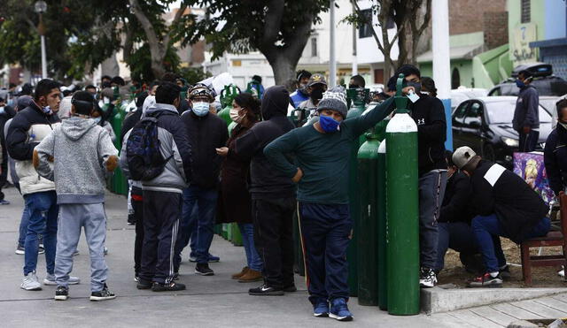 Se registran largas colas y aglomeración en la recarga de oxigeno en el Callao / Credito: Marco Cotrina