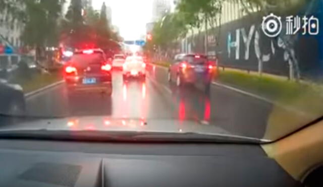 YouTube: rayo cae en plena avenida y provoca espectacular lluvia de chispas eléctricas