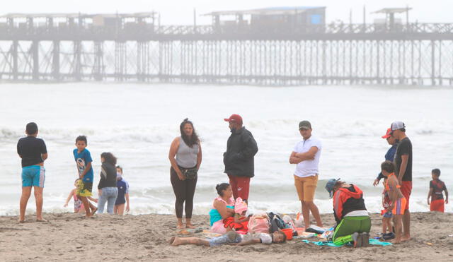 Familias siguen acudiendo a playa de Pimentel sin medidas cumplir medidas sanitarias. Foto: Clinton Medina
