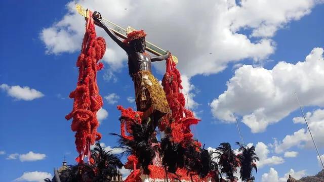 En multitudinaria procesión, el "Taytacha" bendice al pueblo del Cusco | FOTOS
