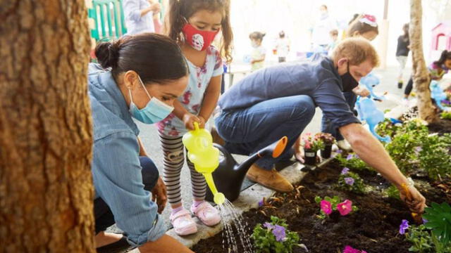 Además de compartir con los pequeños, decidieron plantar la flor favorita de Diana de Gales en el pequeño jardín de la institución. | Foto: Instagram Assistance League of Los Angeles