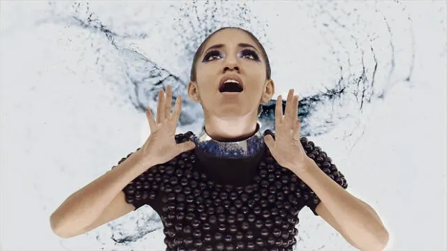 Su videoclip Mirando la misma luna se caracterizó por un estilo pop.