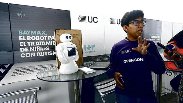 exhibición. Creador muestra robot en Feria Conti 4.0, que se realizó el día de ayer en Arequipa.