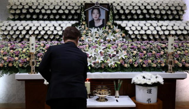 Fans presentan sus respetos a Hara en el funeral instalado en el hospital Santa María en Seúl, Corea del Sur.