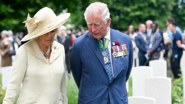 Un comunicado oficial confirmó que el hijo de Isabel II dio positivo para covid-19. (Foto: AFP)