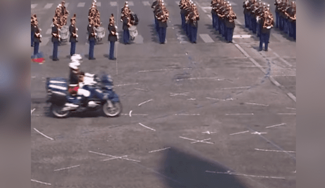 Facebook Viral: En desfile por el Día de la Bastilla, dos policías franceses hacen el ridículo [VIDEO]