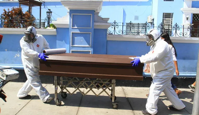 Personal de funeraria retira cadáver de personas fallecida por COVID-19 del Hospital de Belén, en Trujillo. (Foto: Jaime Mendoza Ruiz / La República)