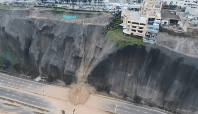 Costa Verde quedó bloqueada por el desprendimiento de rocas. Foto: captura de video.