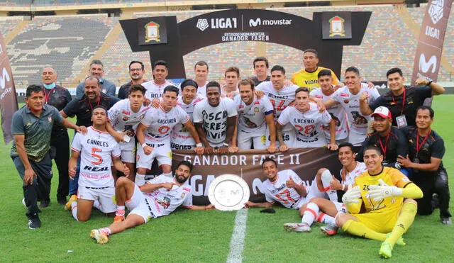 Ameli (segundo desde la izquierda) ganó el primer título de su carrera como técnico. Foto: Twitter Ayacucho FC