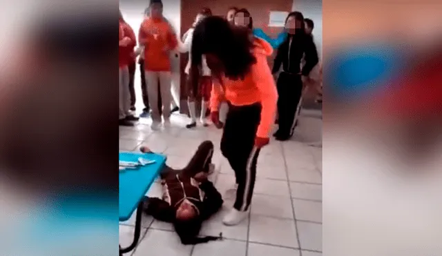 Adolescente es acosada y golpeada por una de sus compañeras en una escuela secundaria en Coahuila, México. (Foto: Captura)