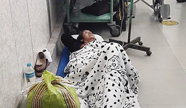 Pacientes duermen en piso de Hospital Las Mercedes