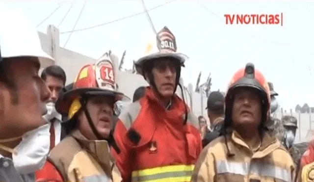Incendio en Comas: Martín Vizcarra llegó a zona afectada y se vistió de bombero [VIDEO]