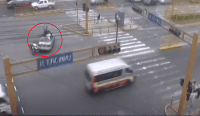 Independencia: Imprudente conductor atropelló a policía de tránsito [VIDEO]