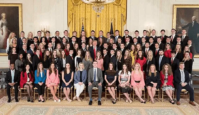 EE.UU.: critican a Donald Trump por esta foto de los becarios de la Casa Blanca