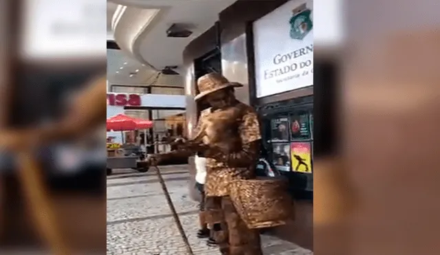 Facebook viral: Perro trabaja con su amo como estatua y su gran actuación es para admirar [VIDEO]