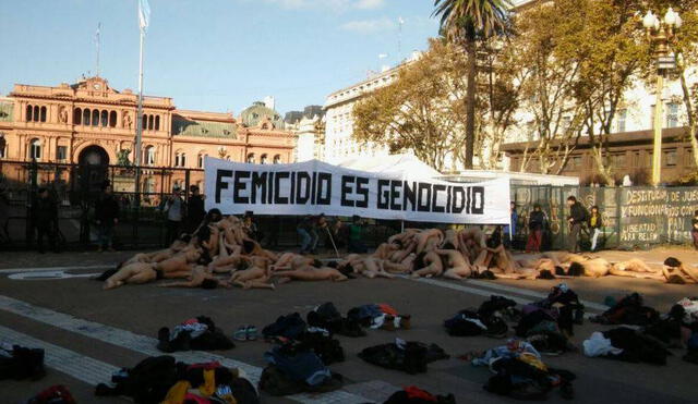 Argentina: mujeres se desnudan frente a palacio de Gobierno por ola de femicidios