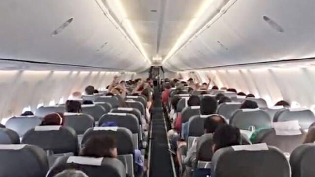 ''Vivas, libres y sin miedo nos queremos'': el mensaje de una tripulación aérea en el Día de la Mujer