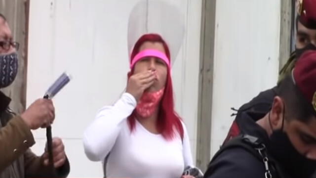 Mujer se mostró indiferente al dolor de los parientes del hombre fallecido. (Foto: Captura de video / Latina Noticias)