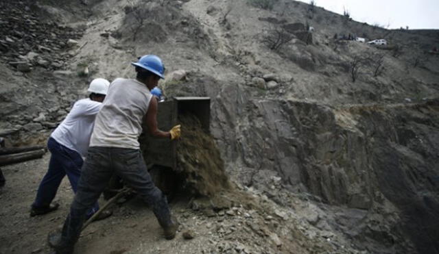 Siete mineros atrapados en socavón por caída de huaico en Arequipa| VIDEO