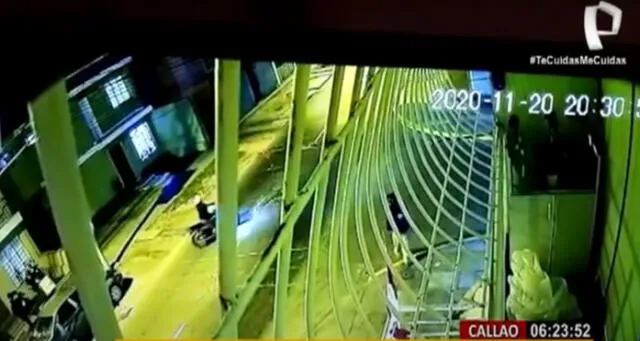 Cámaras de seguridad captaron el momento en que dos sujetos asaltaron a un joven en el Callao. Foto: captura Panamerica tv