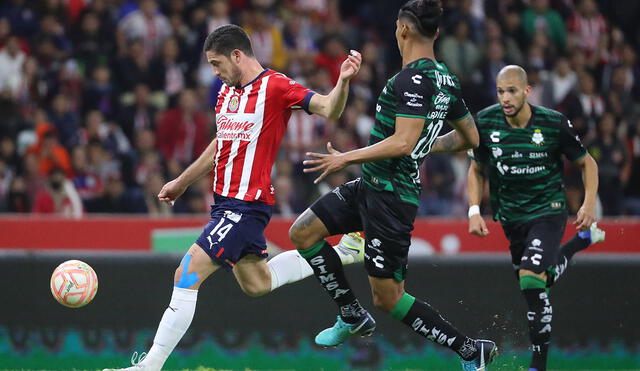 Santiago Ormeño lleva tres goles en este partido contra Santos Laguna. Foto: Chivas