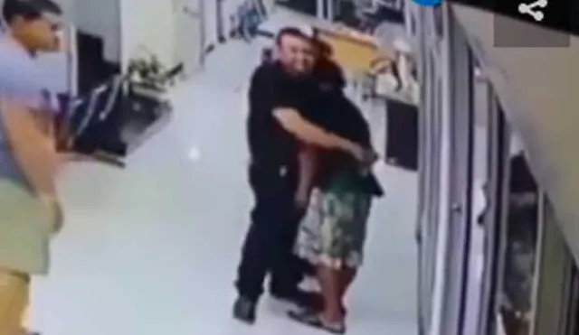 YouTube: Policía recibió con un abrazo a asaltante y el resultado fue inesperado 