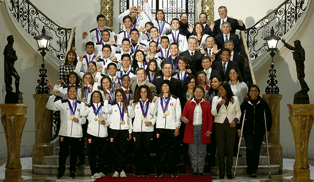 Medallistas peruanos posan junto a Carlos Neuhaus y Martín Vizcarra. La karateca Alexandra Grande dijo que el mandatario los apoyó en la tribuna como “un hincha más”.
