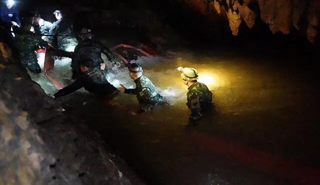 12 niños siguen atrapados en una cueva