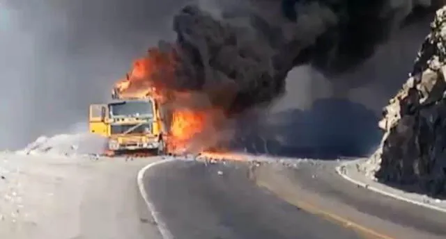 Incendio consume por completo camión en cuestión de minutos en Arequipa [VIDEO]