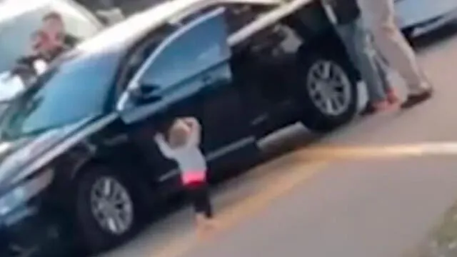 Bebé de 2 años se entrega a la policía por esta increíble razón [VIDEO] 