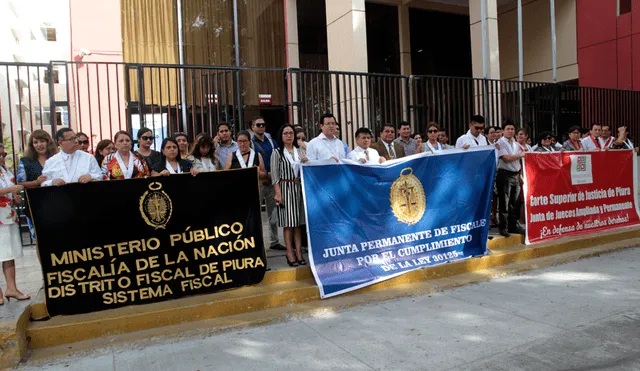 Jueces y fiscales protestaron en el frontis de sus instituciones.