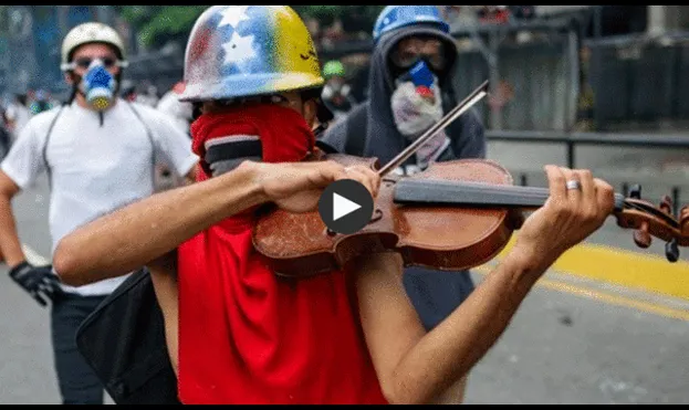 Venezuela: violinista toca el himno en medio de protestas y lo reprimen con bombas lacrimógenas [VIDEO]