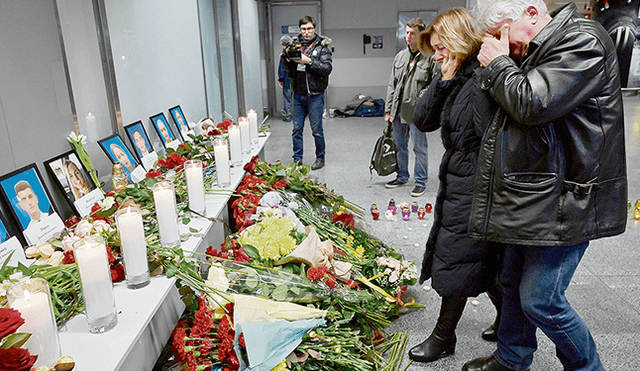 Dolor. Familiares de las víctimas en el aeropuerto de Kiev. Foto: AFP.