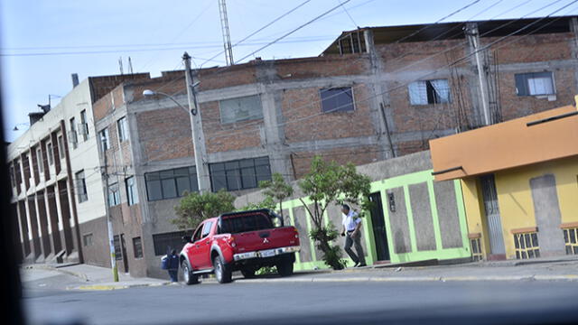 Vehículo edil de Paucarpata recoge a gerente de su casa
