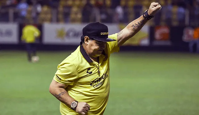 Maradona anota golazo olímpico y tiene peculiar celebración frente a varios testigos [VIDEO]