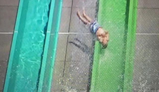YouTube: horror en parque acuático cuando niño sale disparado de un tobogán [VIDEO]