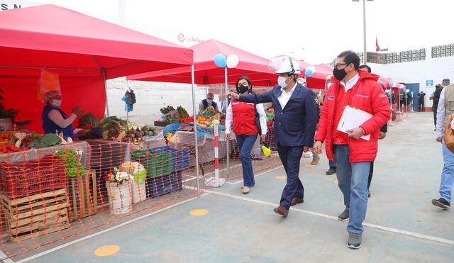 Viceministro Wilson Falen también supervisó el funcionamiento del Mercado Temporal del distrito Víctor Larco Herrera.   Fotos Produce
