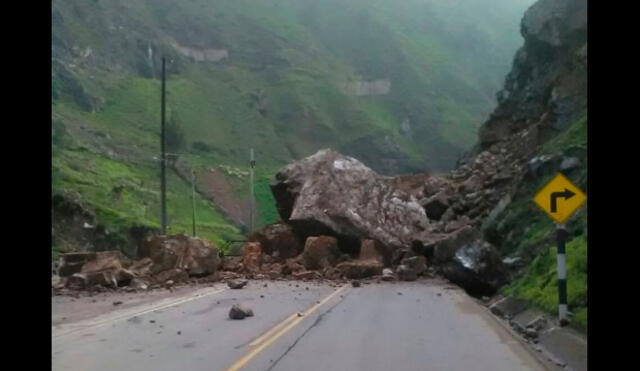 Caída de rocas provoca el cierre de la Carretera Central