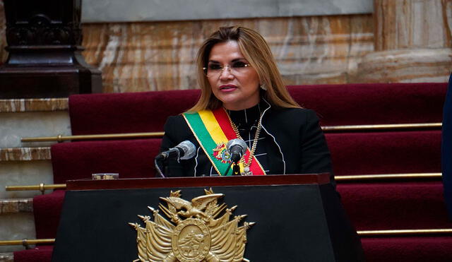 La presidenta interina Jeanine Áñez, durante su discurso desde el palacio de Gobierno con motivo del 195 aniversario de la independencia de Bolivia el 6 de agosto. Foto: EFE