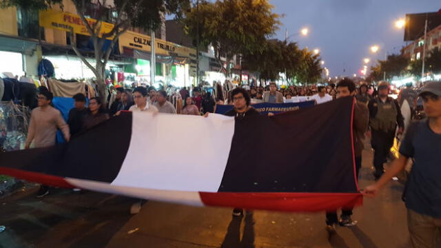 Trujillo: ciudadanos llevan bandera negra en marcha contra la corrupción 